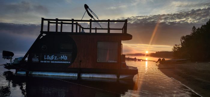 Bateau maison 01 avec le coucher du soleil