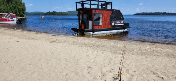 Bateau maison 01 sur le réservoir du baskatong
