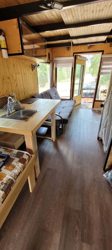 Intérieur bateau maison 01 sur le réservoir baskatong